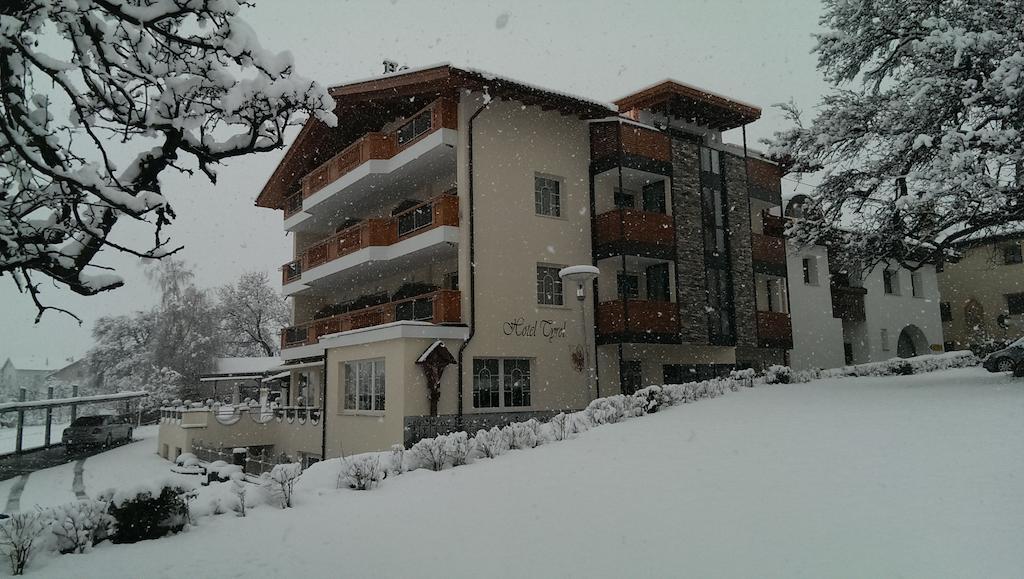 Hotel Tyrol Malles Venosta Kültér fotó