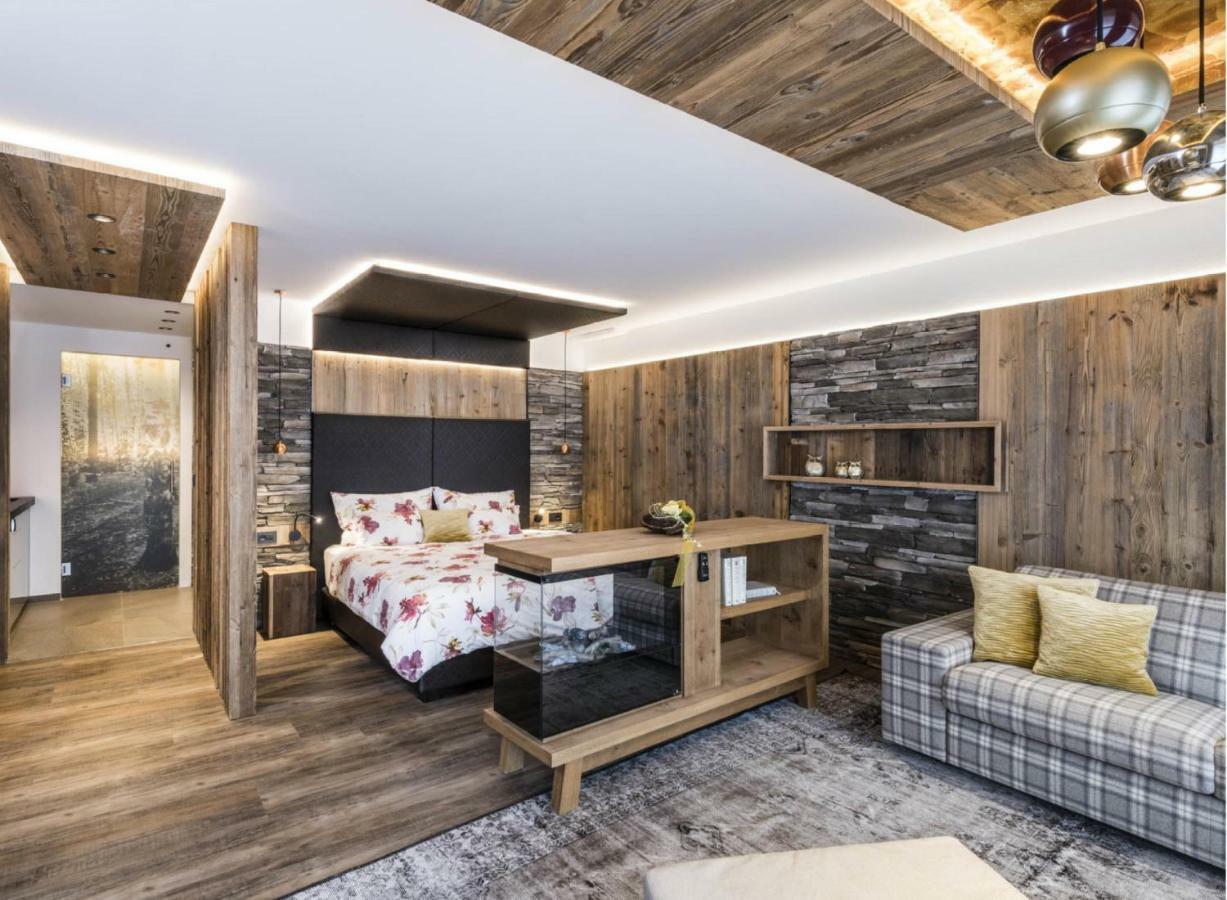 Hotel Tyrol Malles Venosta Kültér fotó